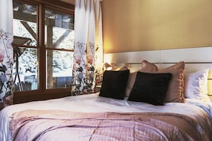 4 bedrooms, desk, iron/ironing board, travel crib