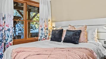 4 chambres, fer et planche à repasser, lit de bébé portatif
