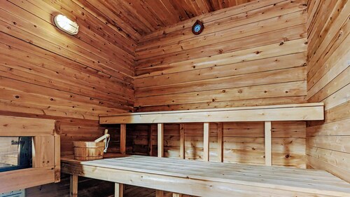 Luxe Chalet with Hot Tub & Sauna