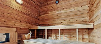 Luxe Chalet with Hot Tub & Sauna