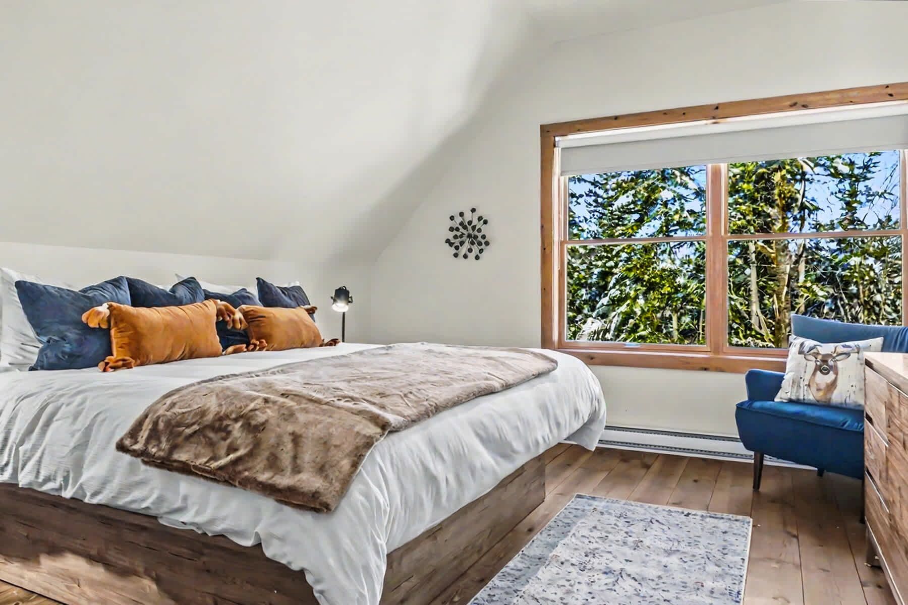 4 bedrooms, iron/ironing board, free WiFi, bed sheets