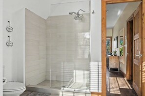 Badewanne, Haartrockner, Shampoo