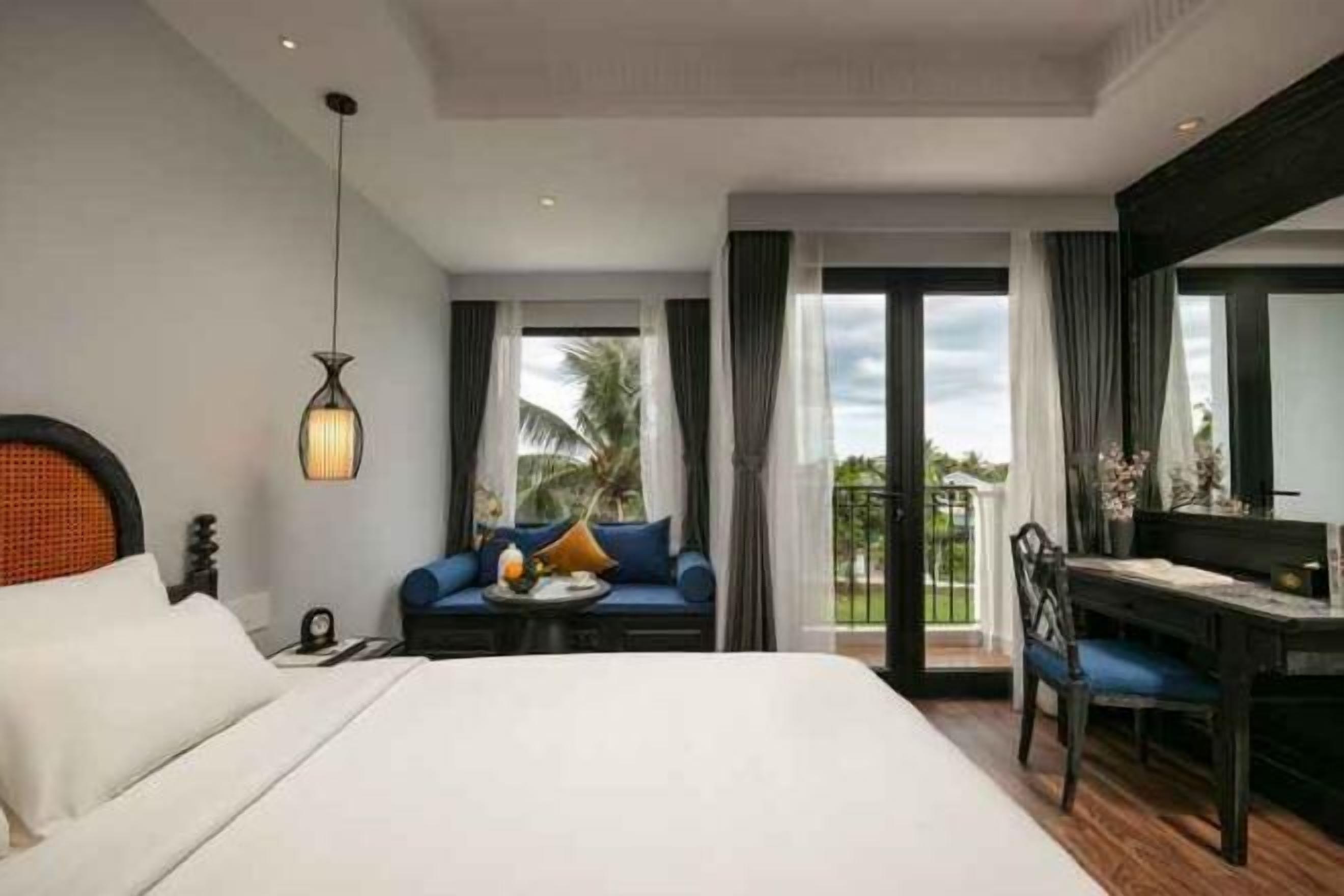 迷你吧、客房内保险箱、办公桌、笔记本电脑工作区