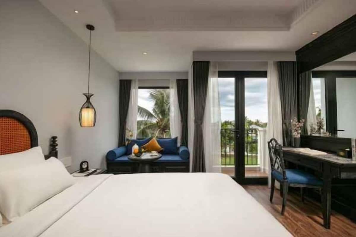 Minibar, in-room safe, desk, laptop workspace