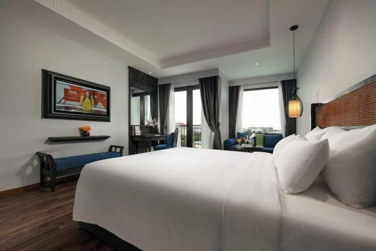 Minibar, in-room safe, desk, laptop workspace