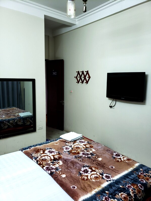 Basic Double Room Single Use | Free WiFi - Nha nghi vic (Hanoi)