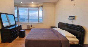 Individually decorated, individually furnished, laptop workspace - Marina Residential Suites (Manila)