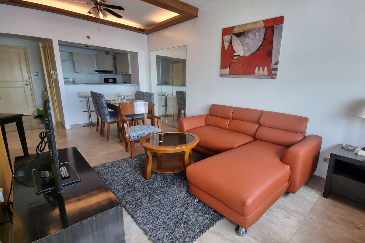 Exclusive Condo, 1 Bedroom, Bathtub, Bay View | Living area | TV