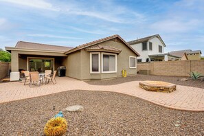 Outdoor dining - Long-Term Stay in San Tan Valley, Near Hospitals (Queen Creek)