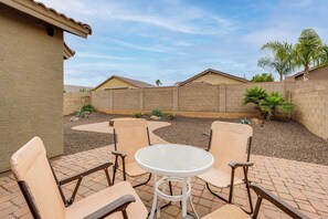 Outdoor dining - Long-Term Stay in San Tan Valley, Near Hospitals (Queen Creek)