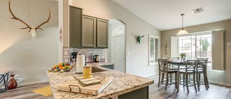 Frigorífico, microondas, placa de cocina y lavavajillas