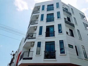 Vista frontal de la propiedad