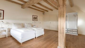 3 bedrooms, in-room safe, iron/ironing board, WiFi