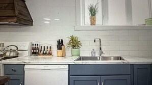 Kaffetrakter/tekoker, kjøleskap, mikrobølgeovn og ovn
