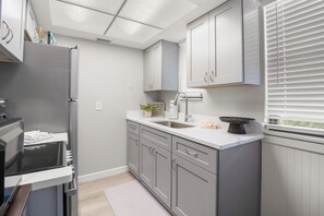 Réfrigérateur, four à micro-ondes, un four, surface de cuisson