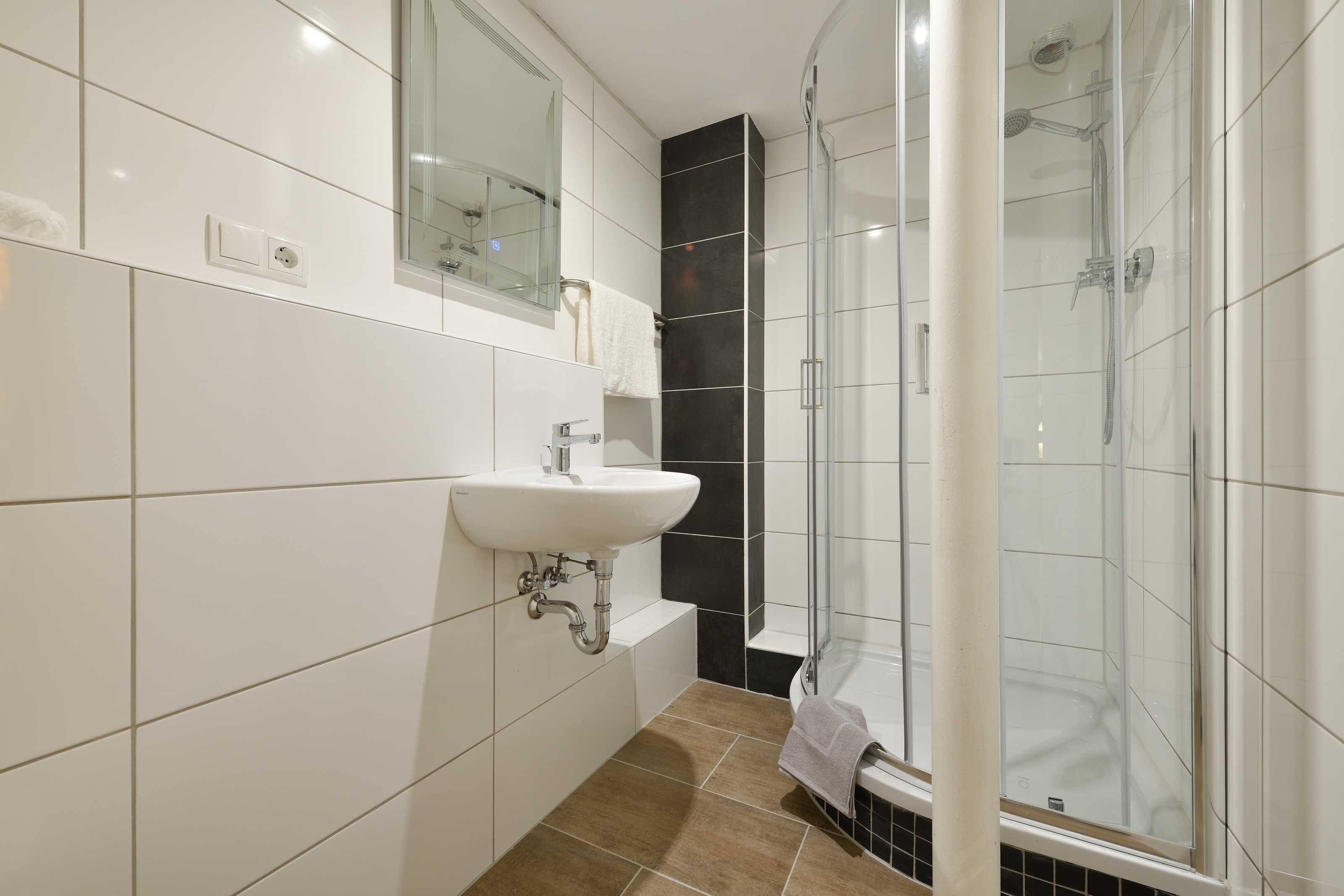 Douche, sèche-cheveux, serviettes fournies, papier toilette