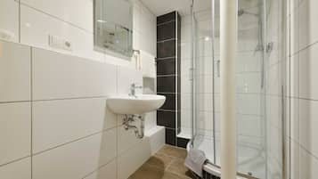 Douche, sĂšche-cheveux, serviettes fournies, papier toilette