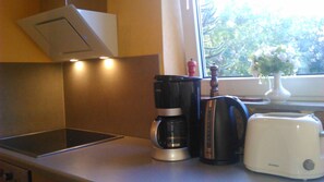Fridge, microwave, oven, coffee/tea maker