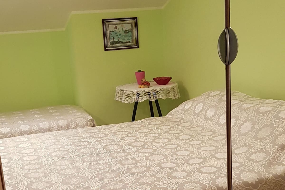 Tweepersoonskamer (Private External Bathroom) | 2 slaapkamers, een laptopwerkplek, verduisterende gordijnen