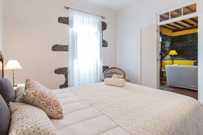 2 عدّة غرف نوم ومكواة/لوح كي وواي فاي وملاءات أسرّة