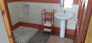 Séchoir à cheveux, serviettes fournies, savon, shampooing