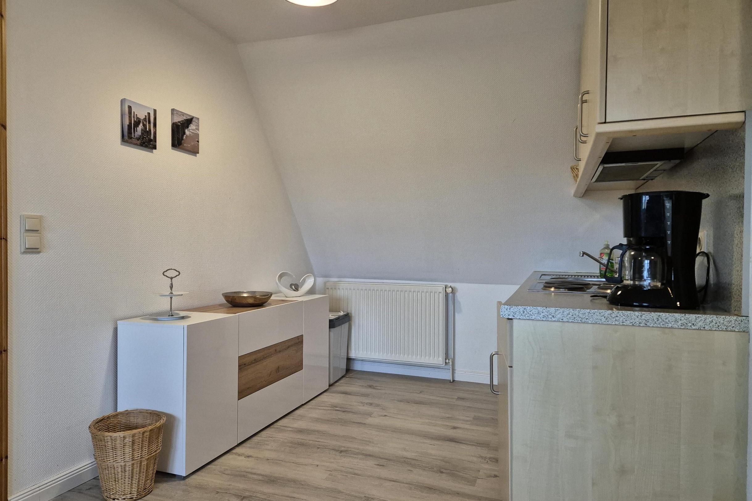 Microwave, oven, dishwasher, coffee/tea maker