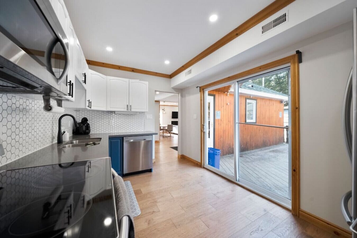 Jääkaappi, mikroaaltouuni, uuni, liesi