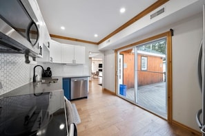 Een koelkast, een magnetron, een oven, een kookplaat