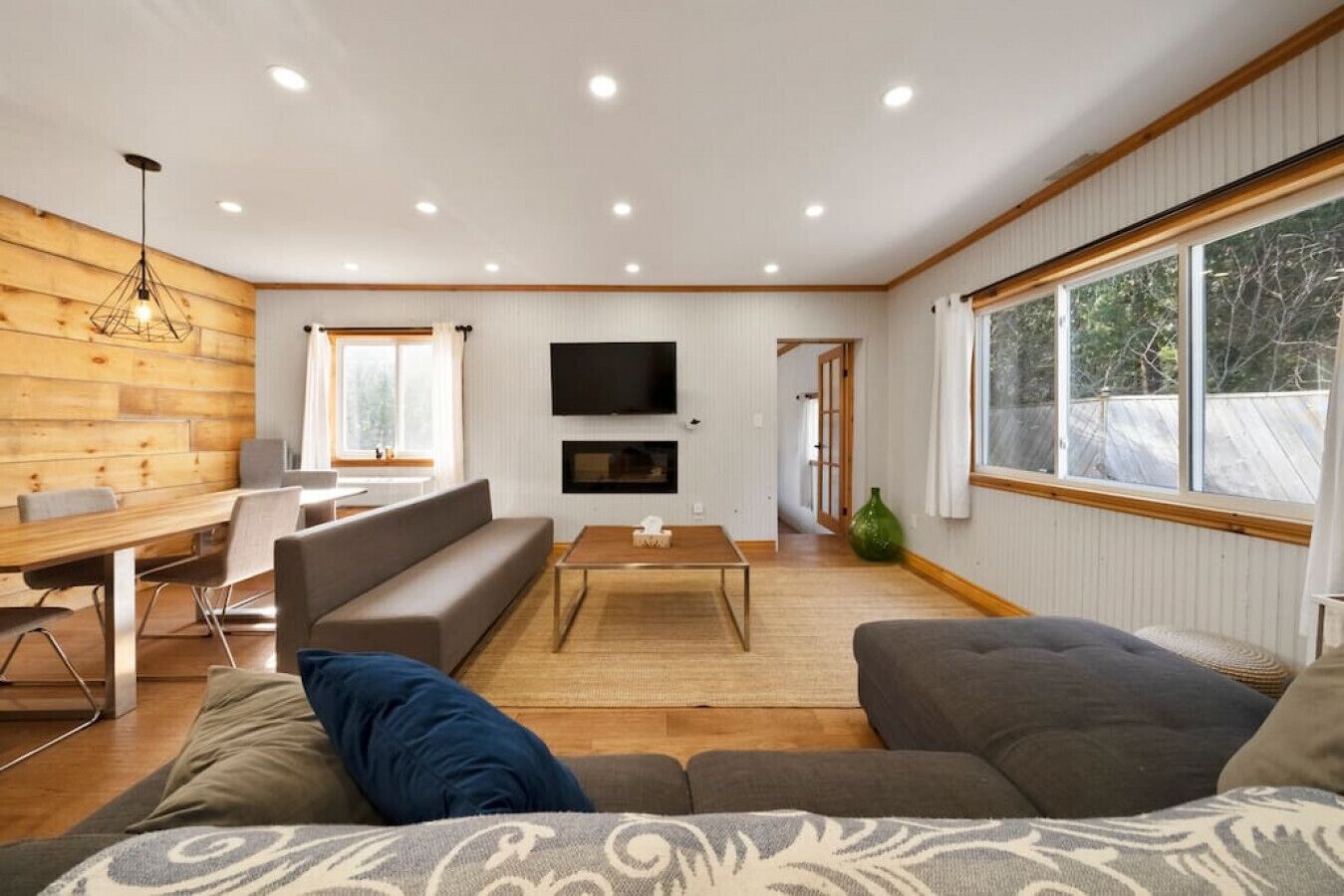 Smart TV, chimenea y libros 