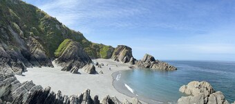 Luxury Victorian Vicarage, stroll to beach, village pub and stunning cliff walks