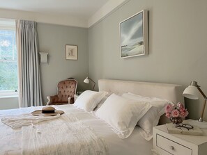 5 bedrooms, iron/ironing board, WiFi, bed sheets