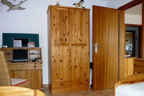 2 bedrooms, iron/ironing board, WiFi