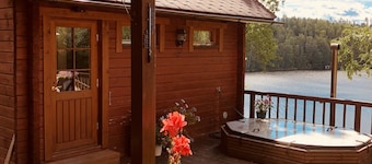 Talo saunalla, BBQ, kylpytynnyri ja iso terassi järven rannalla.