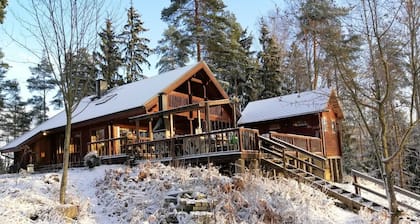 Talo saunalla, BBQ, kylpytynnyri ja iso terassi järven rannalla.