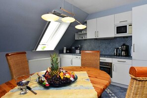 Mikrowelle, Ofen, Geschirrspüler, Wasserkocher mit Kaffee-/Teezubehör