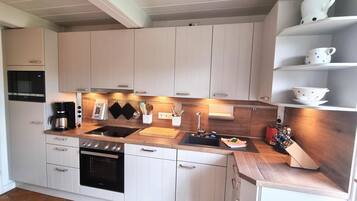 Kühlschrank, Mikrowelle, Ofen, Geschirrspüler