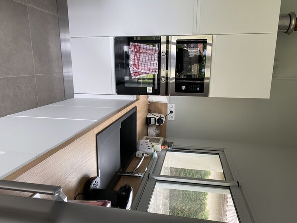 Een koelkast, een microgolfoven, een oven, een kookplaat