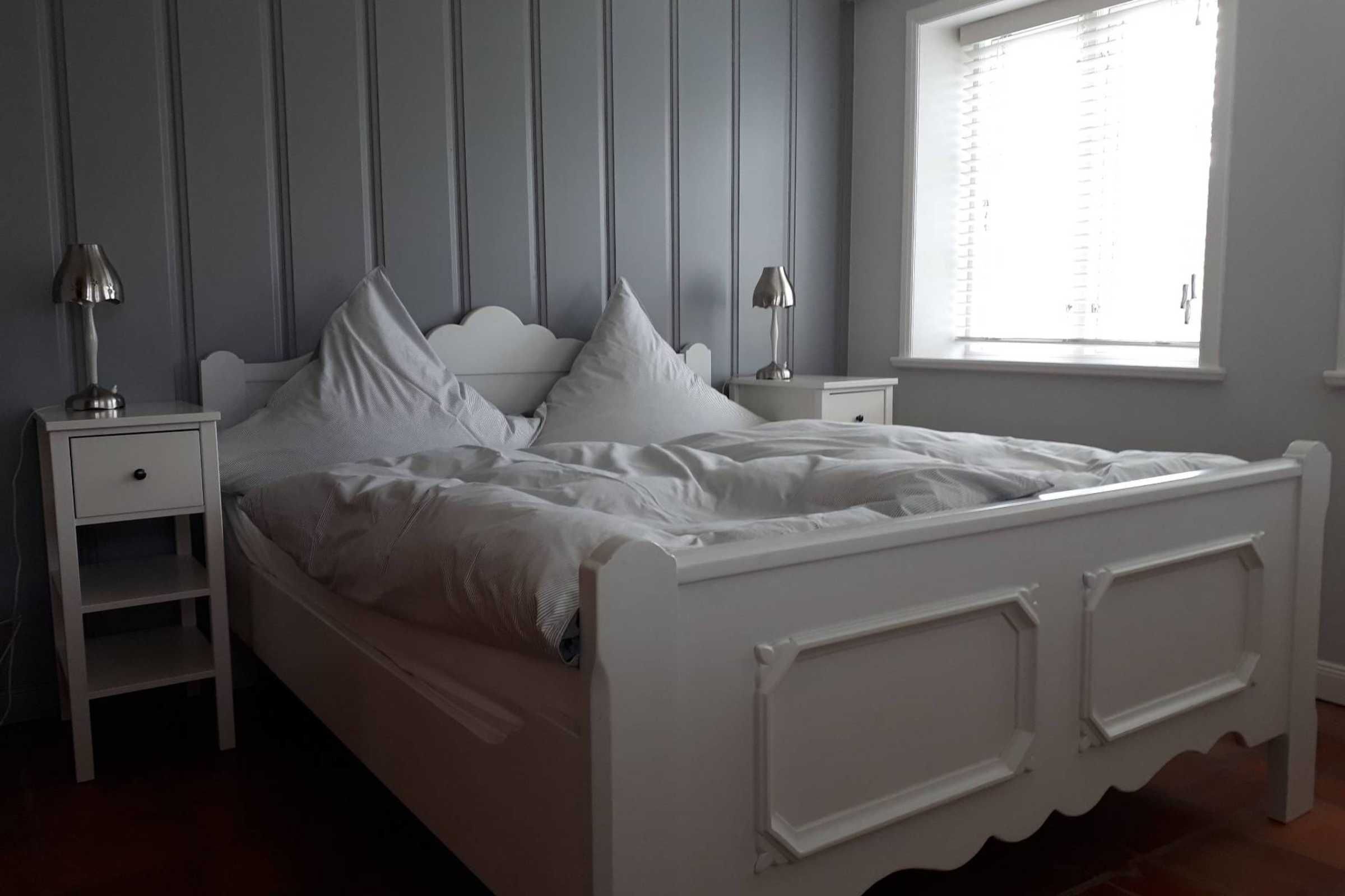 4 bedrooms, travel crib, WiFi, bed sheets