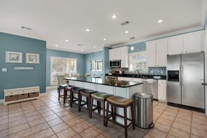 ثلاجة، ميكروويف، فرن، موقد طهي مسطح