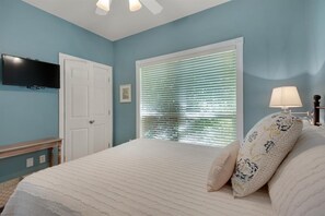 4 bedrooms, free WiFi, bed sheets - Gorgeous & Spacious 4 Bdrm, Sleeps 14, Close To Beach & Pool! BCH SERVICE!! (Destin)