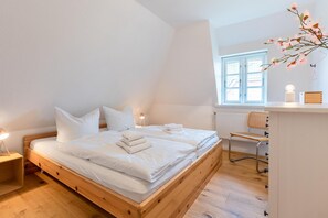 3 bedrooms, travel crib, WiFi