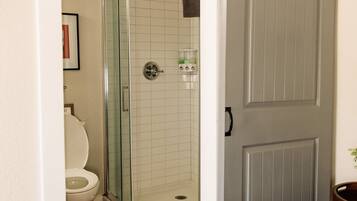 Douche, serviettes fournies, savon, shampoing