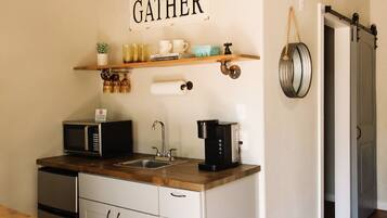 雪櫃、微波爐、咖啡機/沖茶器、廚房用具/餐具/器皿