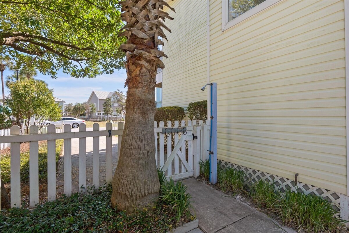 Photo 37 of ADORABLE DESTIN BEACH COTTAGE! 1 min walk to beach! Gulf View! Private Pool!