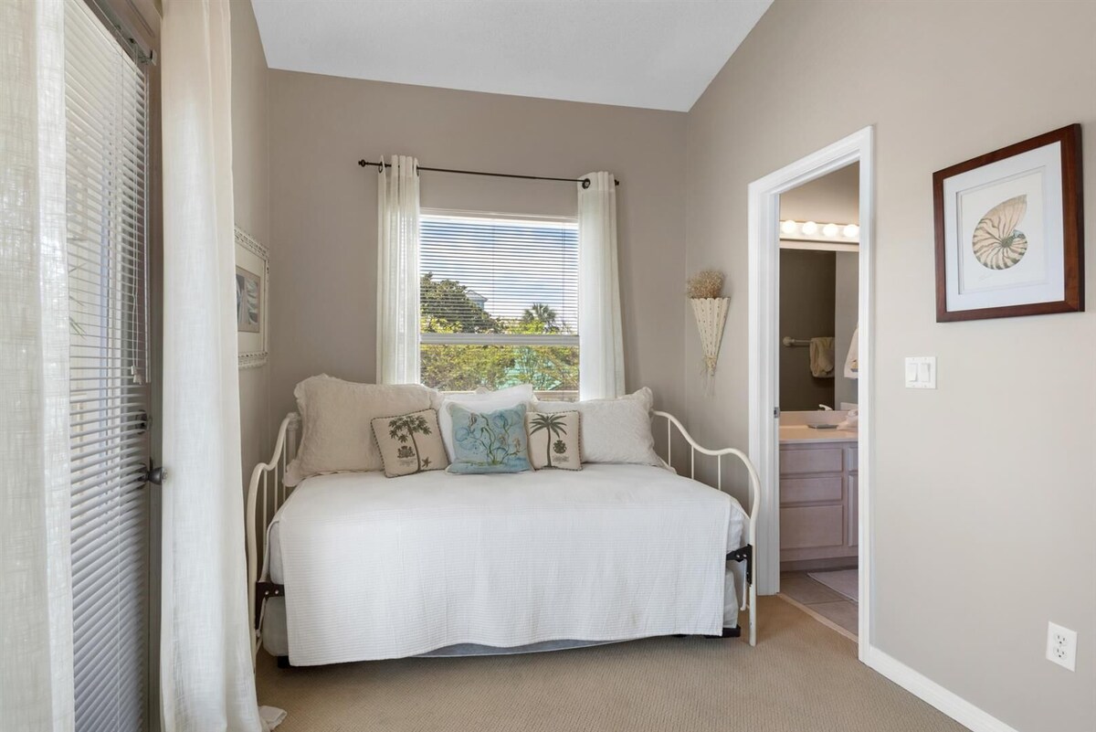 Photo 28 of ADORABLE DESTIN BEACH COTTAGE! 1 min walk to beach! Gulf View! Private Pool!
