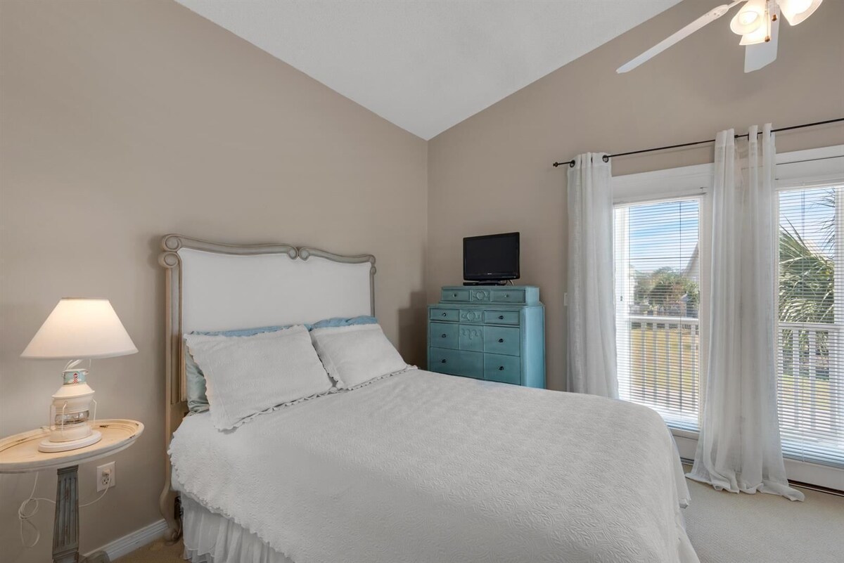Photo 27 of ADORABLE DESTIN BEACH COTTAGE! 1 min walk to beach! Gulf View! Private Pool!