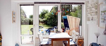Strandhus med pejsbungalow