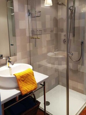 Douche, séchoir à cheveux, serviettes fournies