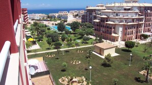 Ein Hotel mit Pool, Garten und Meerblick.