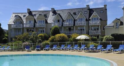 Apartment with terrace, sea view, beach 20 m away, swimming pool and garden.